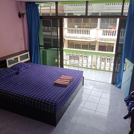 Yuri Guesthouse Jomtien Beach Exterior photo